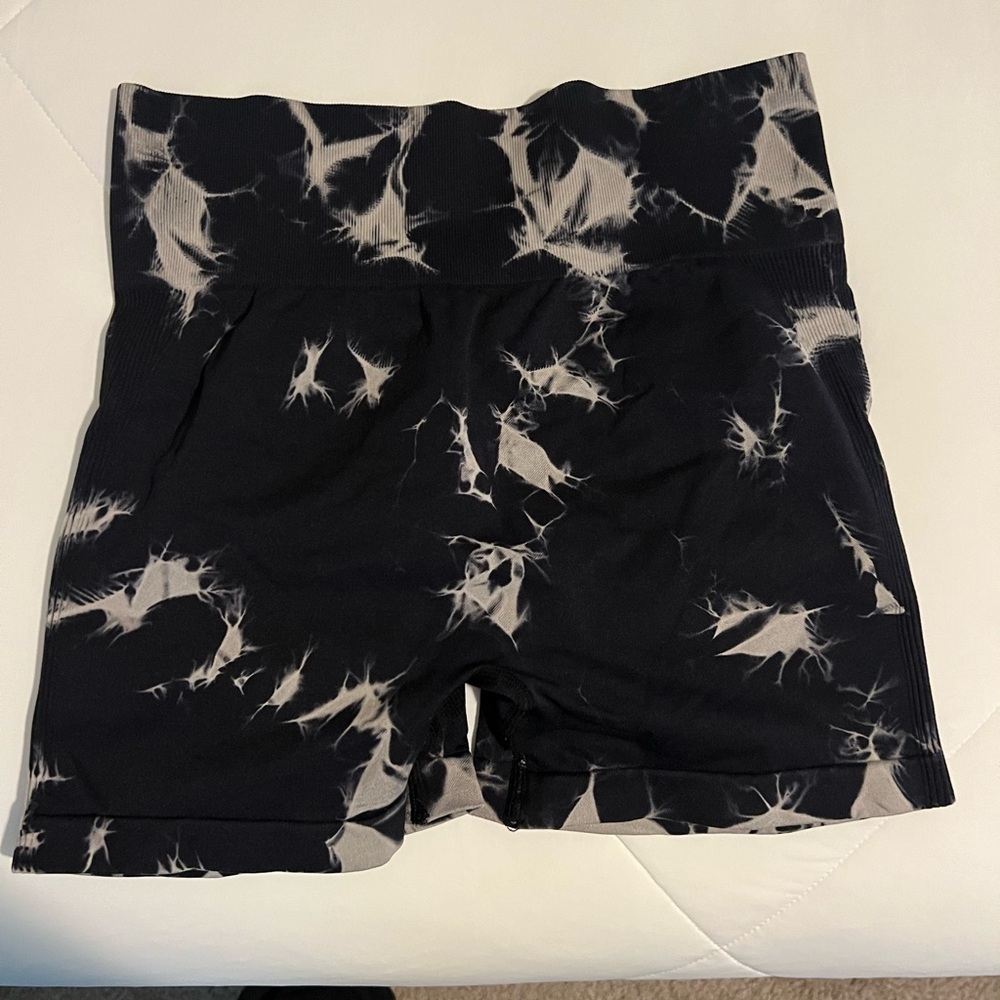 Black and White Tie-Dye Women's work out shorts